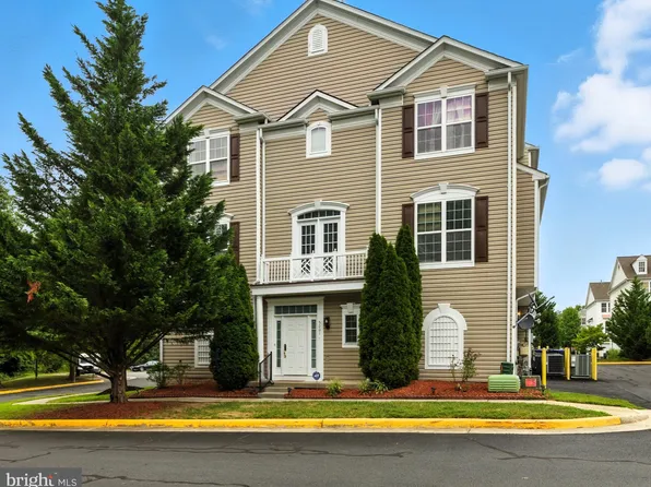 5001 Greenhouse Ter, Centreville, VA 20120