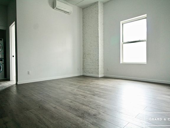 4th image of 325 Humboldt St #B