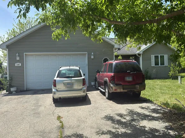 1397 Nippersink Rd, Fox Lake, IL 60020