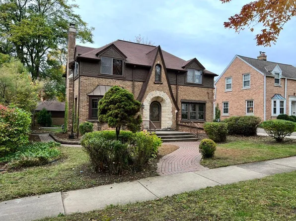 2323 N 81st St, Wauwatosa, WI 53213