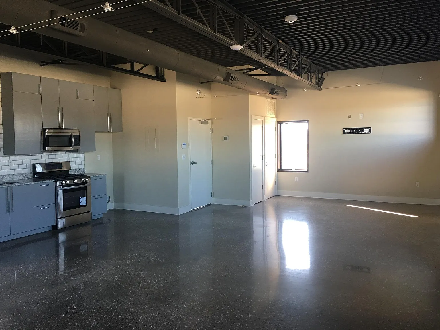 Studio, 700 sqft, $1,475 — Photo 1