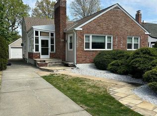 65 Park Ave, Freeport, NY 11520