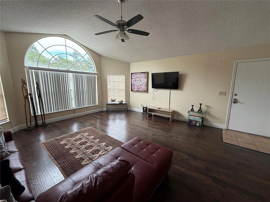 3 bed, 2.0 bath, 1350 sqft, $1,750 — Photo 3