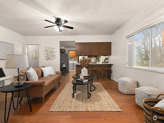 4th image of 716 Delta Lane SE