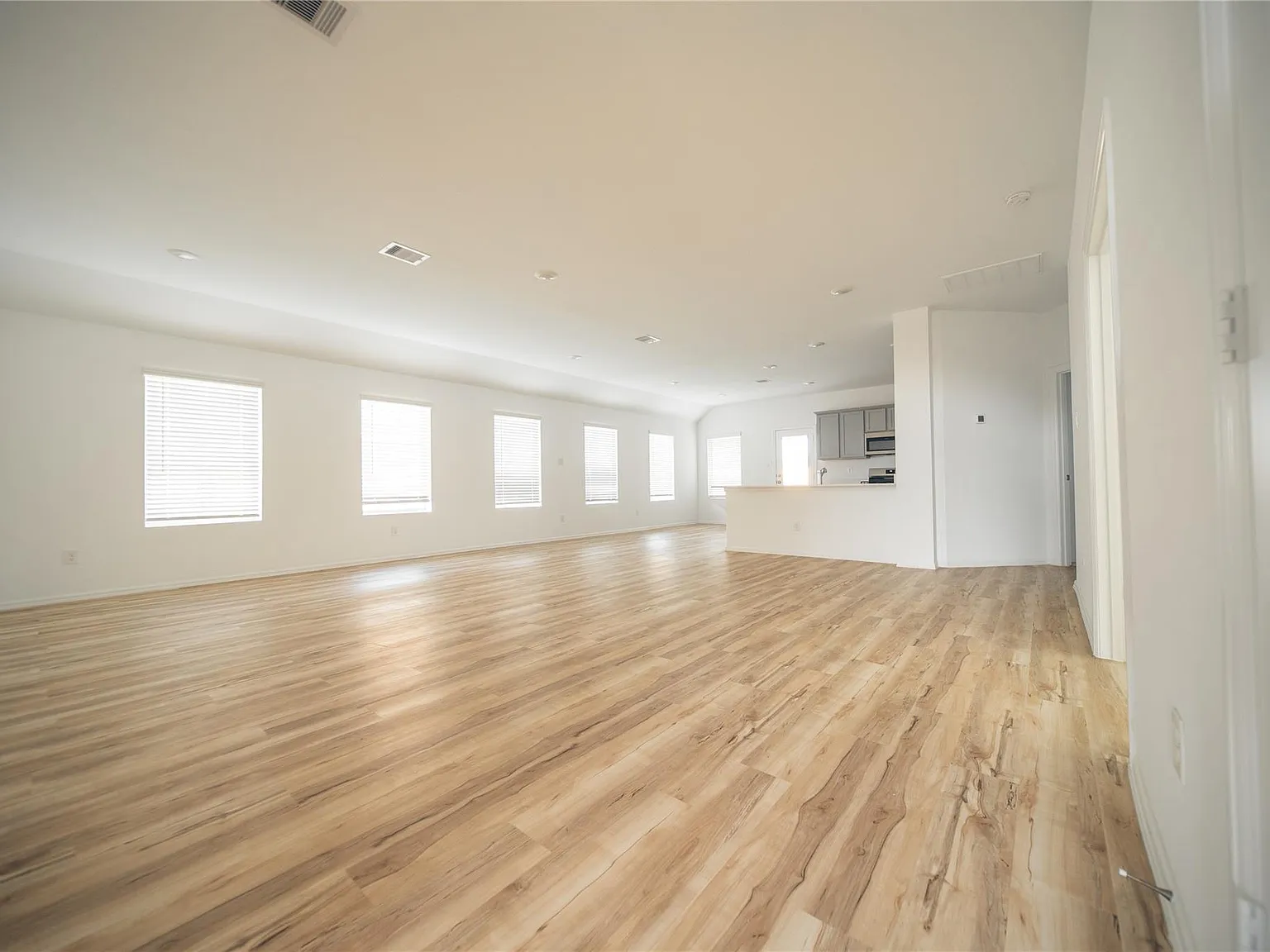 3 bed, 2.0 bath, 2086 sqft, $2,350 — Photo 2