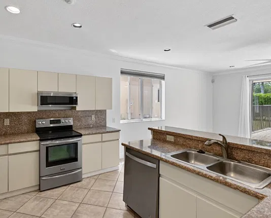 4 bed, 2.5 bath, 2327 sqft, $6,000 — Photo 4