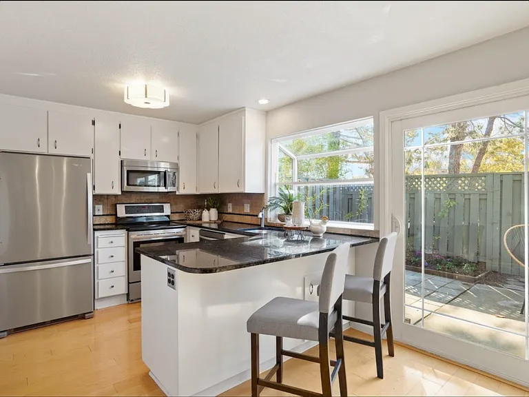 895 Cabot Ln — Photo 6