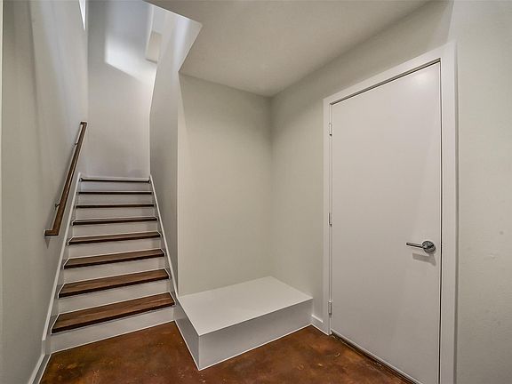 5th image of 355 Sydnor St