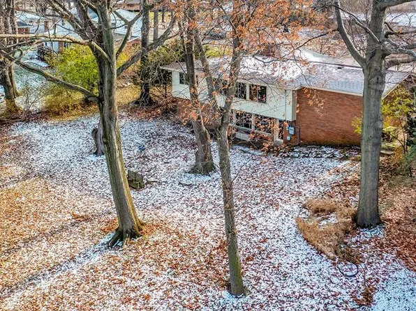 21160 Knudsen Dr, Grosse Ile, MI 48138