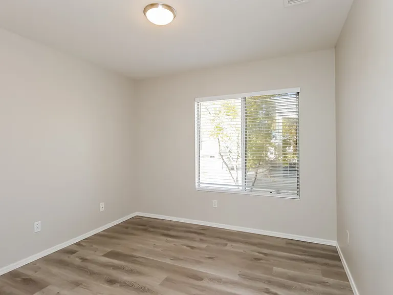 1366 E Vaughn Ave — Photo 14