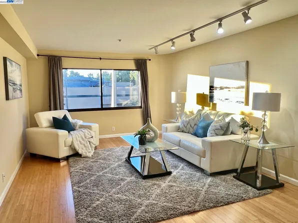 117 California Ave #D205, Palo Alto, CA 94306