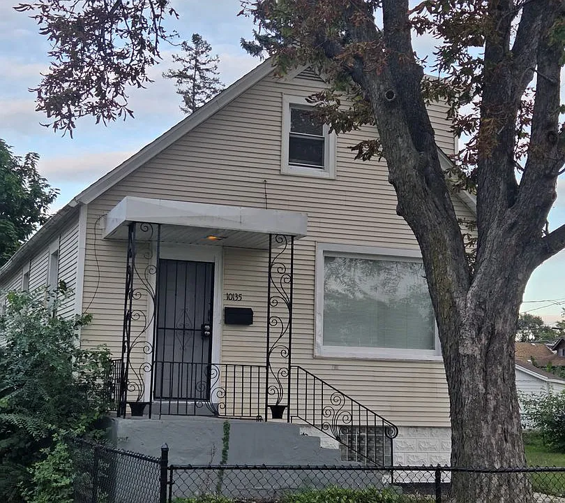 10135 S Racine Ave