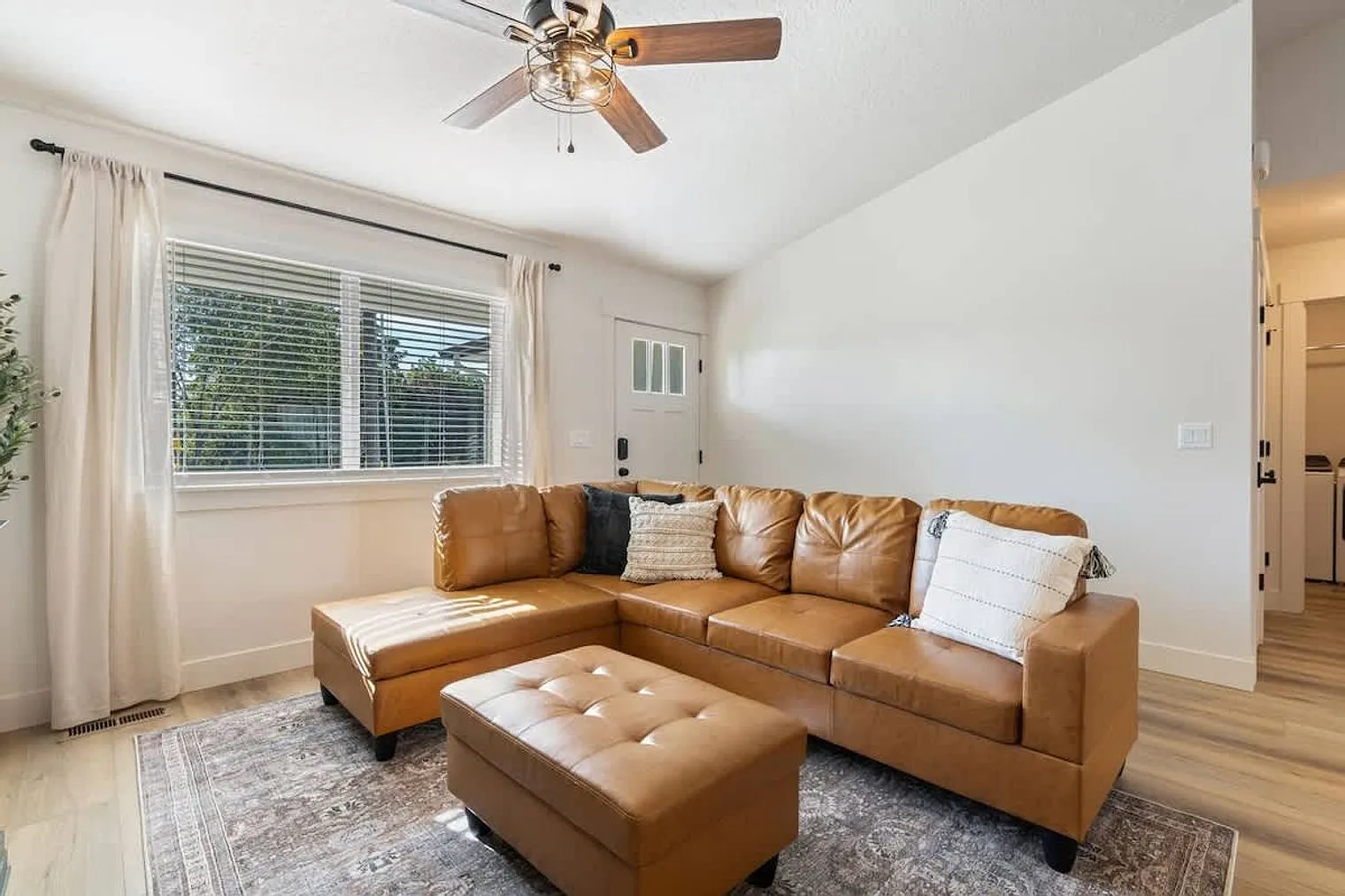 3 bed, 2.0 bath, 1237 sqft, $4,587 — Photo 2