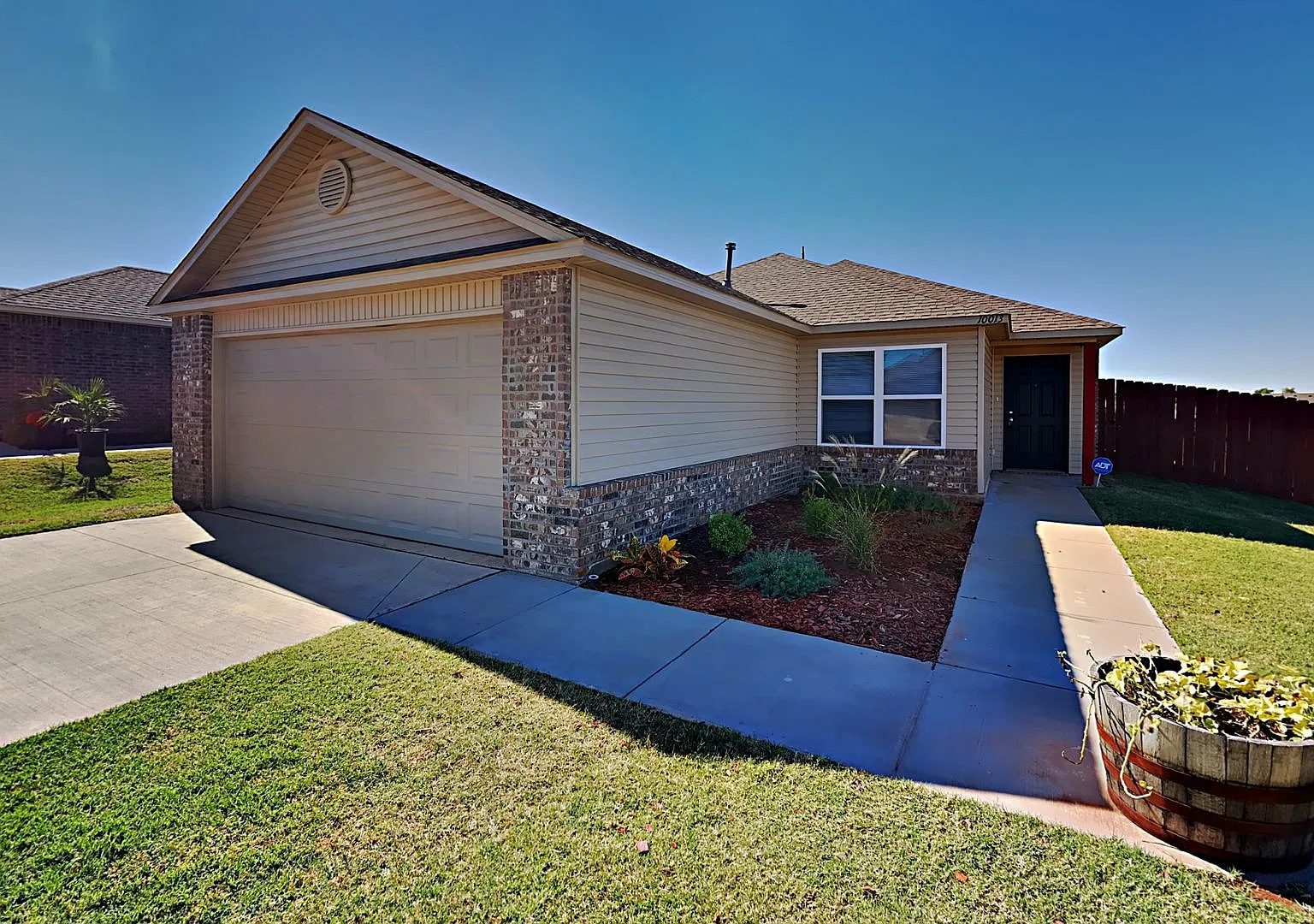 Very Nice 3 Bedroom 2 Bath Home in Yukon Schools — Photo 2