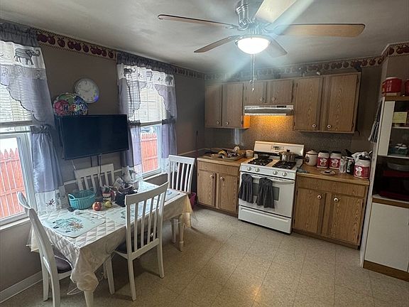 4th image of 158 Bowles St