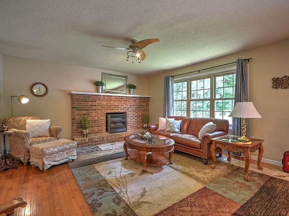 3rd image of 100 Hunter Hills Cir