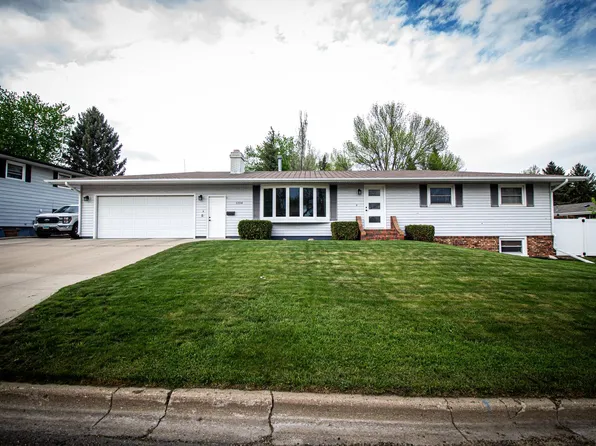1204 18th Ave SW, Minot, ND 58701