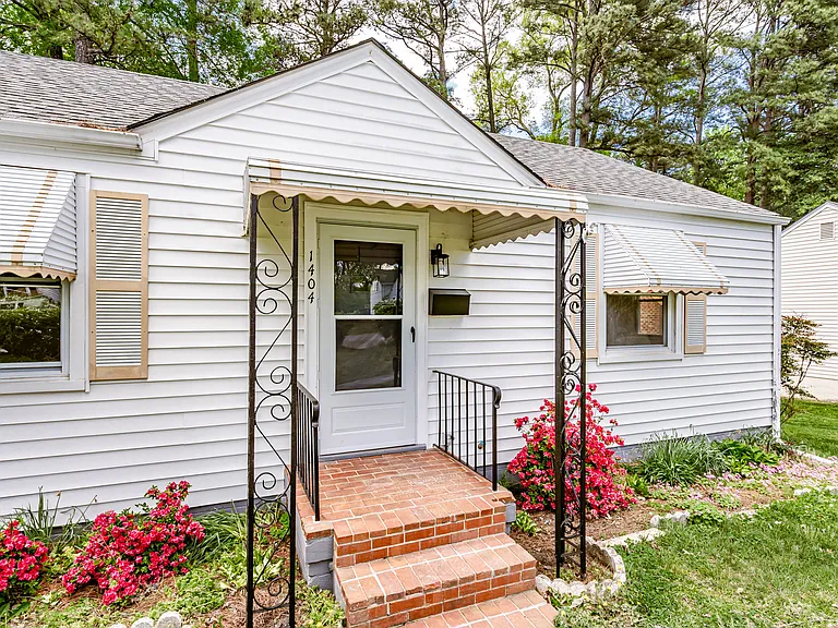 1404 Landis Dr — Photo 2