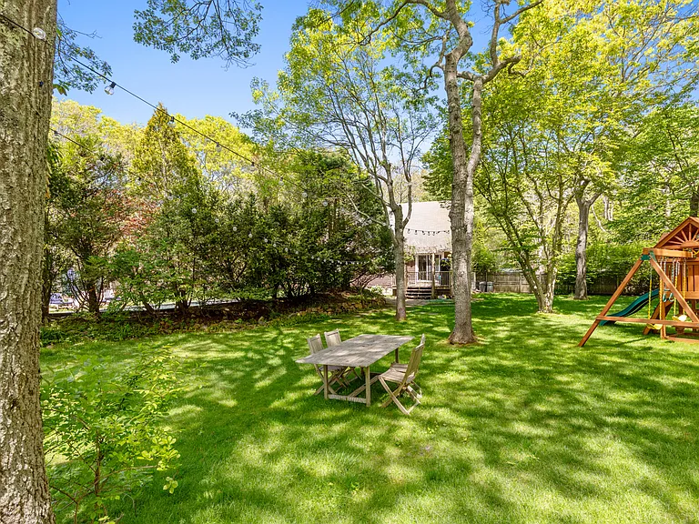 15 Amagansett Dr E — Photo 15