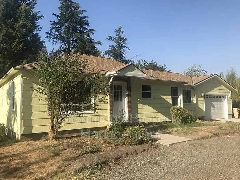 615 SE Atwood Ave — Photo 1