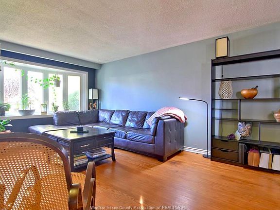 5th image of 9833 Lynngrove Cres
