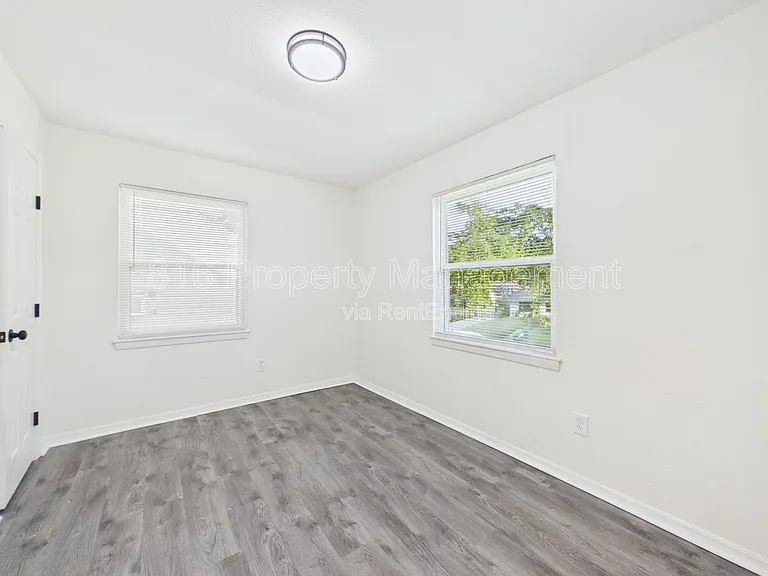 4910 Vista St — Photo 7