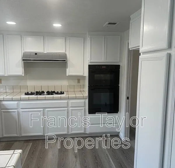 954 Cornwell Ct — Photo 8