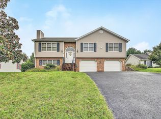 1521 Bush Farm Dr, Vinton, VA 24179