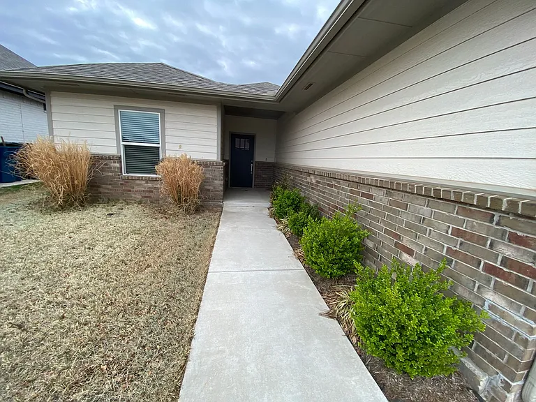 504 Martina Ln — Photo 2