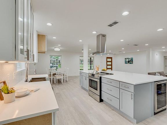 4th image of 3318 Camelot Dr