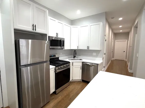 933 W Sheridan Rd #1, Chicago, IL 60613