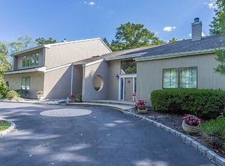 10 Tamara Ct, Melville, NY 11747