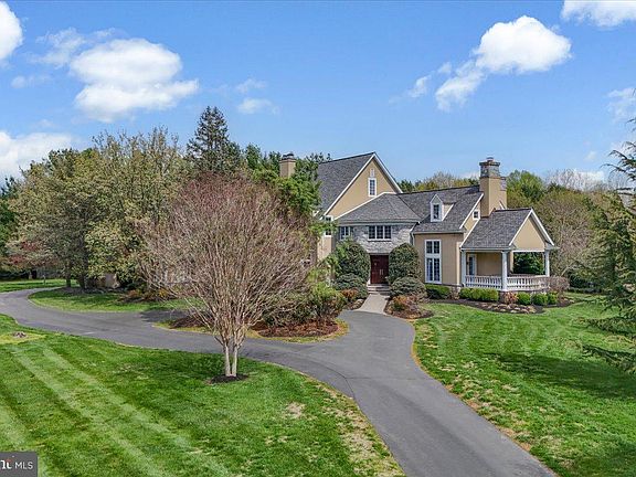 3rd image of 9 Summit Ln
