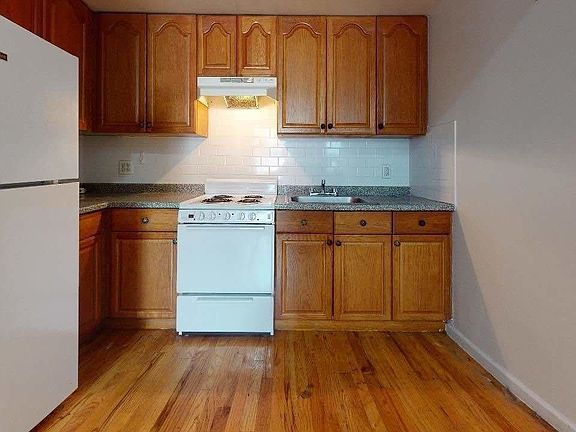 2nd image of 29 Saint Marks Pl #1BB