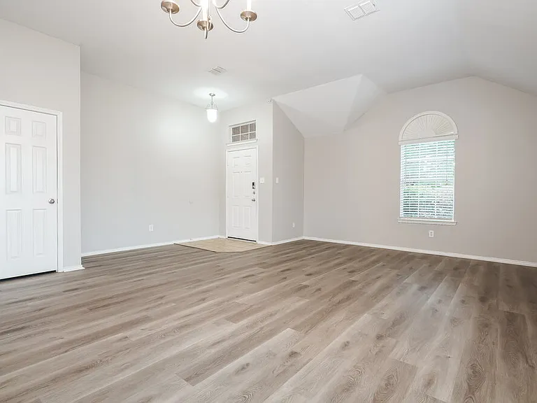 1235 Sweetwater Dr — Photo 5