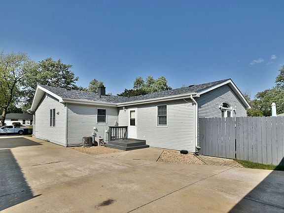 4th image of 709 W Plymouth St
