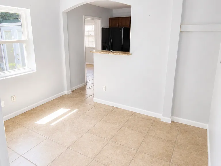 975 N Village Dr — Photo 6