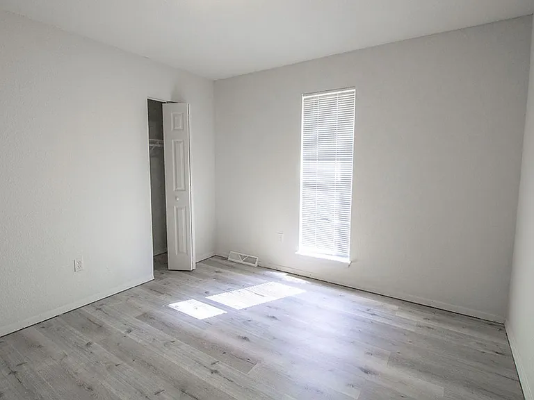 1005 W Ash St — Photo 12