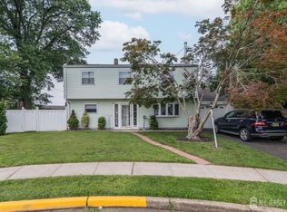 28 Bailey Pl, Sewaren, NJ 07077