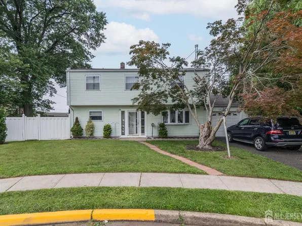 28 Bailey Pl, Sewaren, NJ 07077