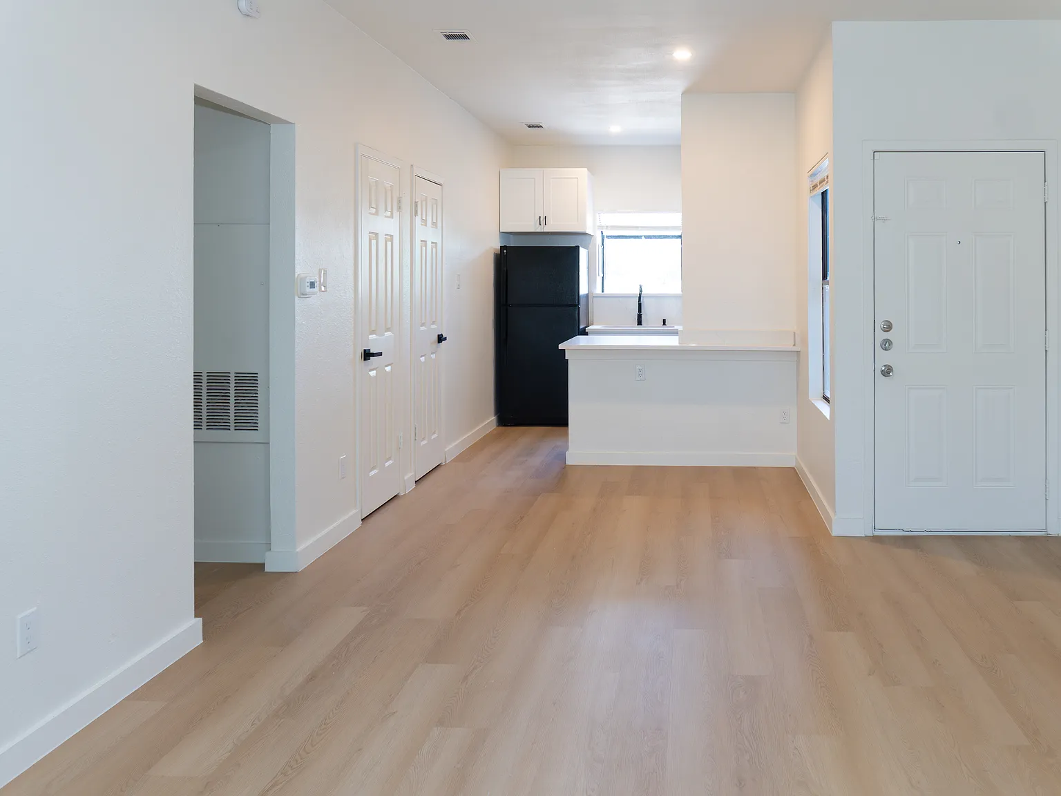 2 bed, 904 sqft, $1,350 — Photo 2
