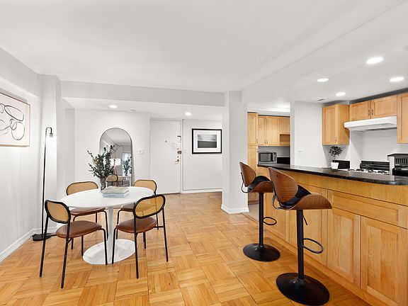 4th image of 150 E 56th St APT 2A