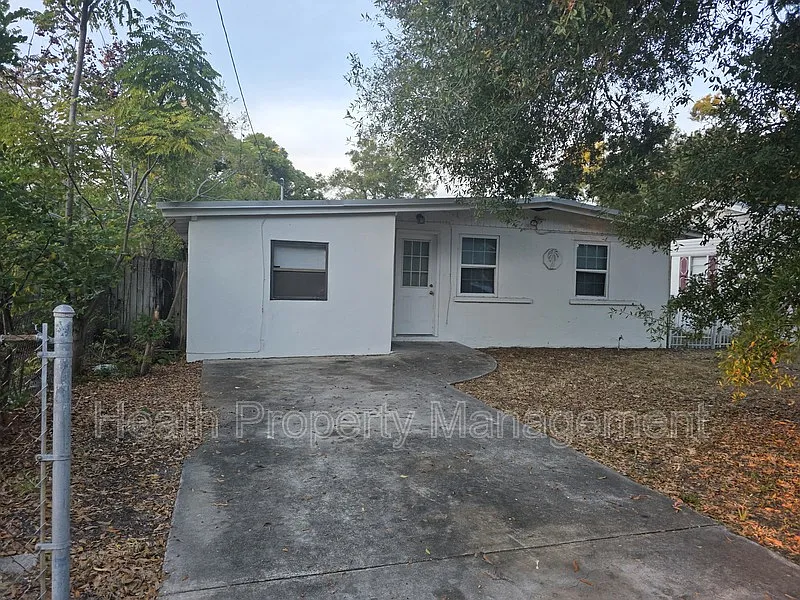 4 bed, 2.0 bath, 1042 sqft, $2,150 — Photo 1