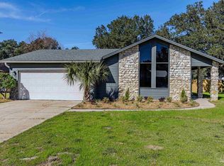 1013 Great Oaks Dr, Gulf Breeze, FL 32563