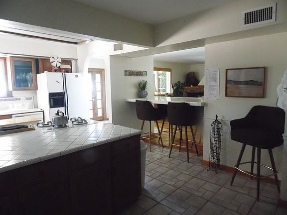 Kitchen w/eat in counter seats 5