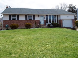 21 Bluegrass Ln, Commack, NY 11725