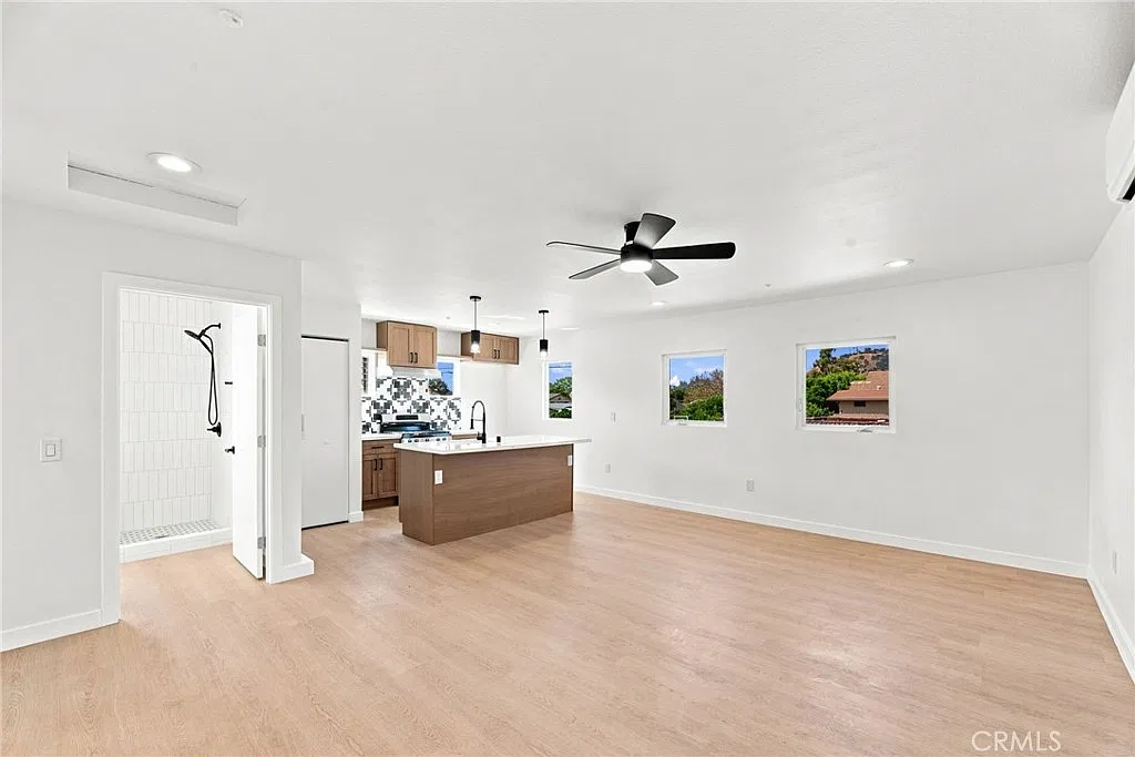 2 bed, 915 sqft, $3,204 — Photo 3