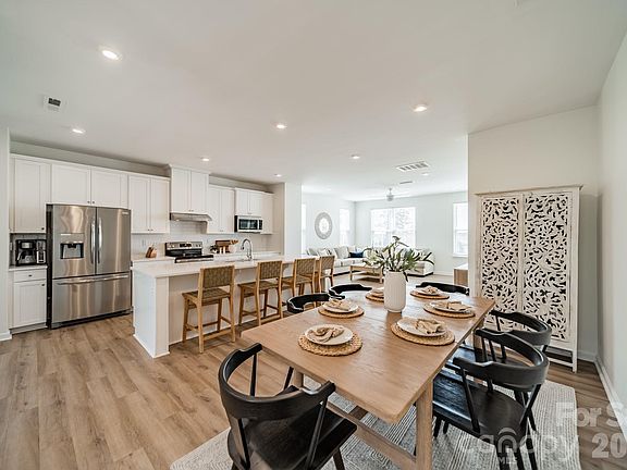 5th image of 963 Portrush Ln