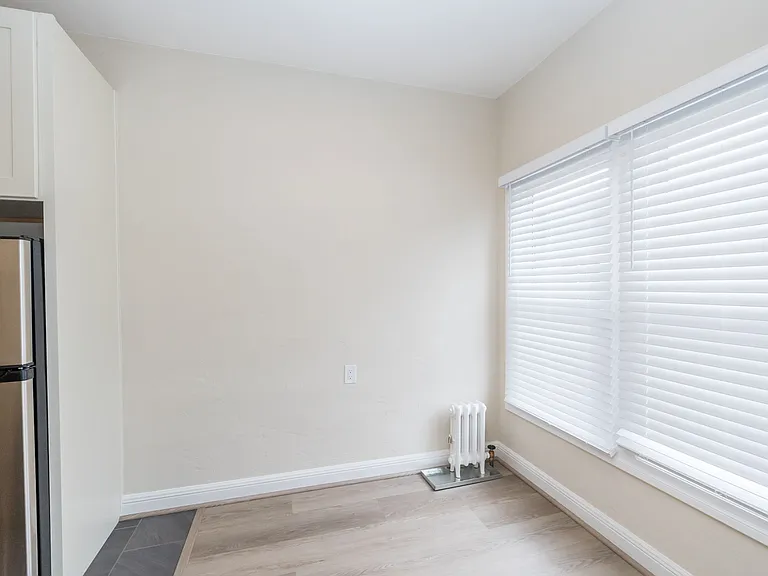 421 Van Dyke — Photo 10