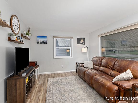 3rd image of 3830 Vineyard Ave NE